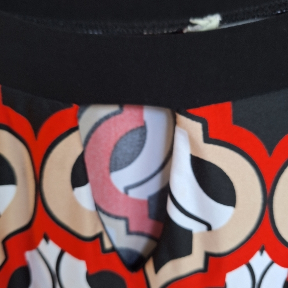 Red/Black Graphic Print Tunic Sz2X Stretchy Contrast Collar/Cuffs Machine Wash - Picture 4 of 7